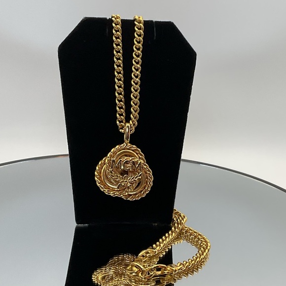 🌷MCM Flower Logo Pendant - Picture 10 of 10